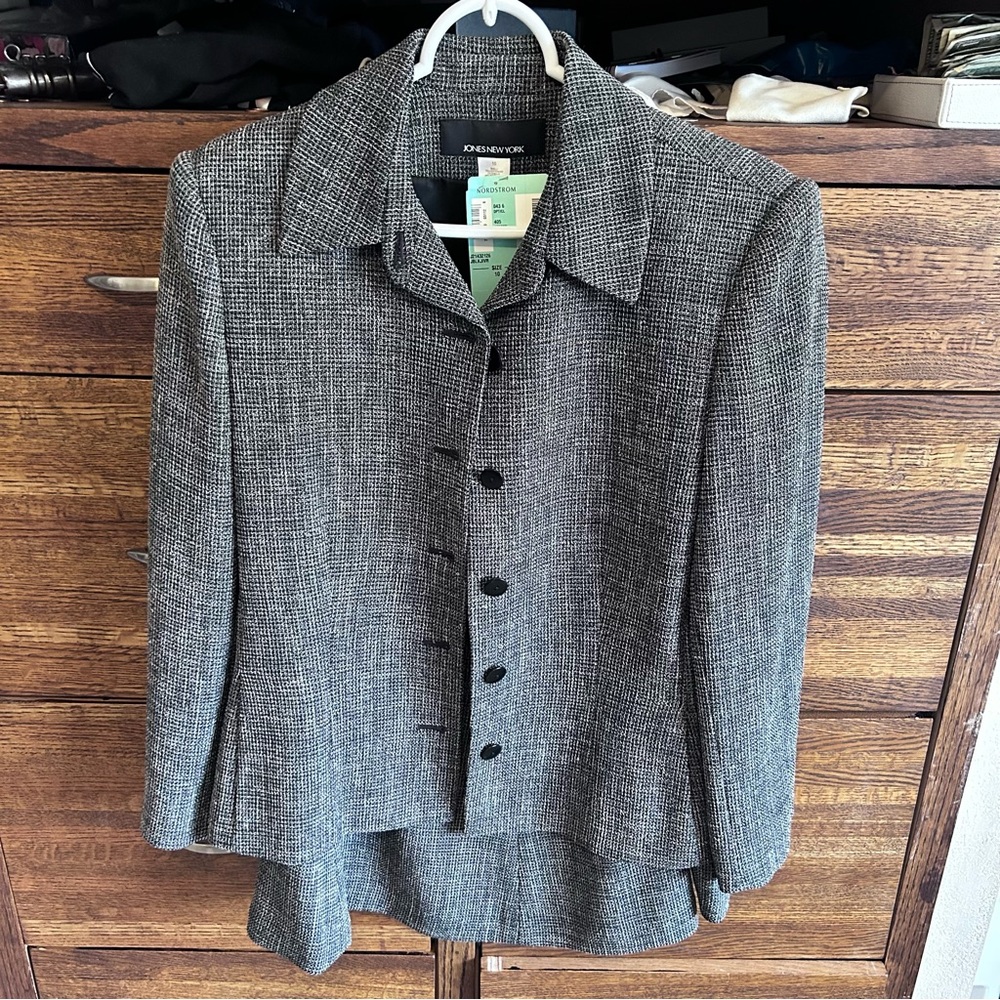 Jones New York grey skirt suit size 10 jacket size 12 skirt